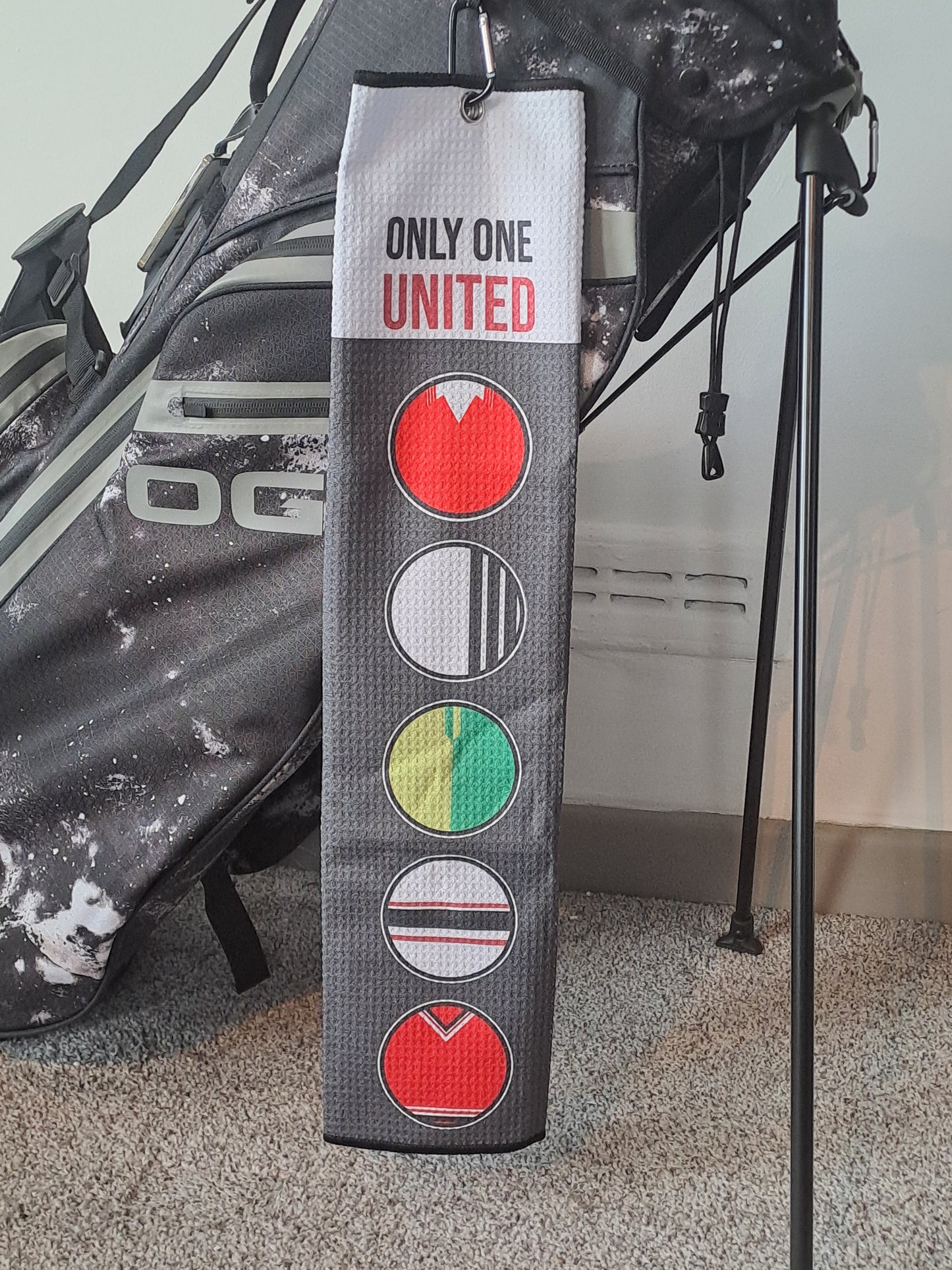 Manchester United - Towel, Pitch Mark Tool and Metal Ball Marker