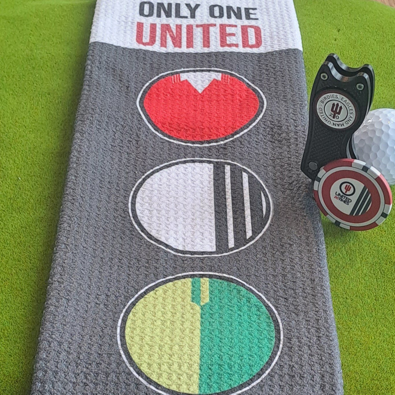 Manchester United - Towel, Pitch Mark Tool and Metal Ball Marker